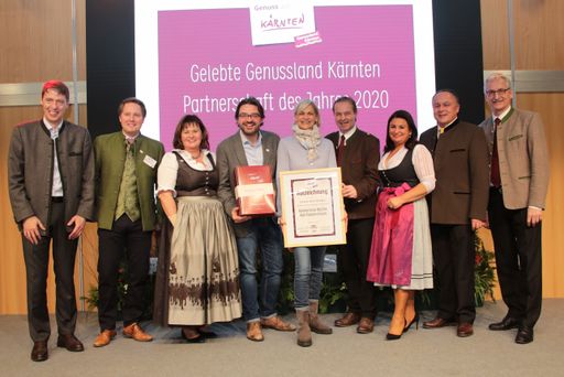  Gelebte Partnerschaft: Barbara Strobl-Wiedergut,
Geschäftsführerin der Bad Kleinkirchheim Region Marketing GmbH (5
v.l.) und Genussland Kärnten Chefkoch Marco Krainer (4 v.l.) nahmen
die Auszeichnung für die „Gelebte Genussland Partnerschaft des
Jahres“ entgegen.
