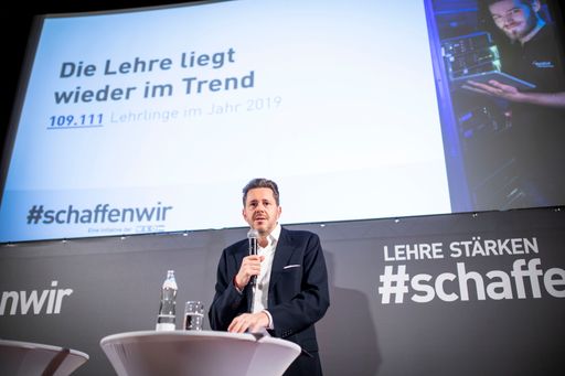 Vorschau Bild von Wirtschaftskammer-Präsident Harald Mahrer und
Robert Kratky im Rahmen der Präsentation der neuen
Lehrlingsinitiative der WKÖ