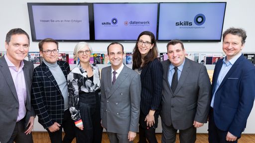 v.l.n.r.: Helmut Stögerer (Skills), Jörg Wollmann
(Skills, GF), Gritta Bauer (Datenwerk), Stefan Sengl (Skills, GF),
Julia Seitlinger (Datenwerk), Jürgen H. Gangoly (Skills, GF),
Wolfgang Zeglovits (Datenwerk, GF). Weitere Skills-Partner und
Miteigentümer (nicht am Foto) sind Karin Wiesinger und Edward
Strasser.