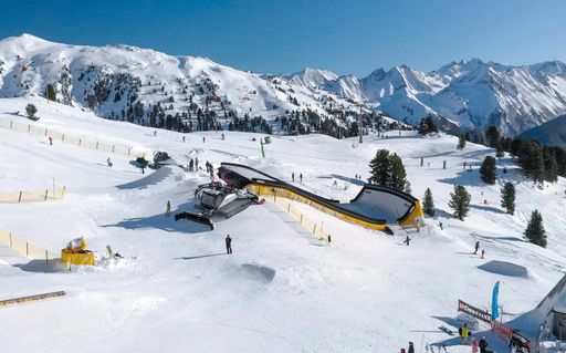 Vorschau Bild von Die Zillertal Arena – das größte Skigebiet des
Zillertals – bietet ab sofort als einziges Skigebiet weltweit einen
permanenten Landingbag (ein riesiges Luftkissen) für Jedermann, der
im Winter mit echten Schneeabsprüngen benutzt werden kann. Das
Angebot ist für alle kostenlos!