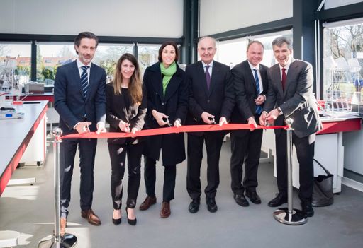  Eröffnung d. neuen Entwicklungszentrums in
Frankreich. Im Bild (von links): AGRANA Fruit Europe General Manager
Olivier Roques, New Lab Projektleiterin Candice Grégoire,
Bürgermeisterin von Mitry-Mory Charlotte Blandiot-Faride, AGRANA CEO
Johann Marihart, AGRANA CTO Norbert Harringer, AGRANA Fruit COO
Benoit Biquet