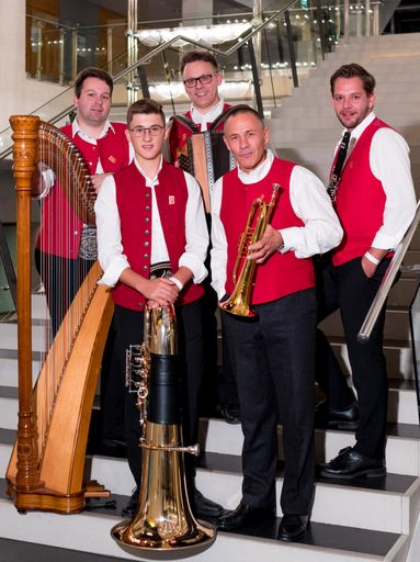 Vorschau Bild von Die Tiroler Tanzmusikanten unterhalten musikalisch