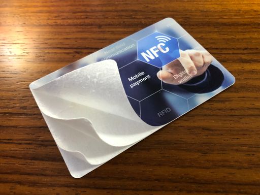  Eine Neuheit von Variuscard: Chipkarten aus Karton
bei denen die RFID/NFC Komponenten auf ein Minimum reduziert werden.
Das ermöglicht einen Aufbau aus 94% Karton und spart hunderte Tonnen
Plastik pro Jahr.