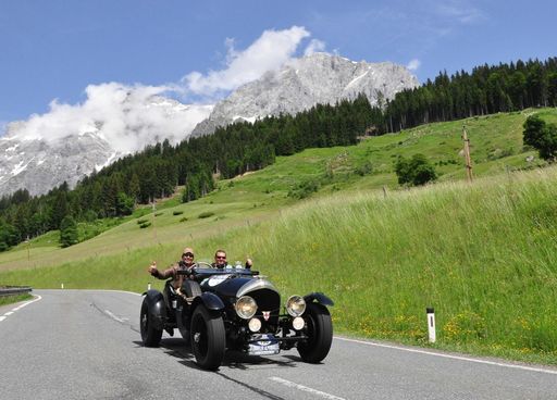 Vorschau Bild von Berge und Motoren: Die schönsten Klassiker der
Automobilgeschichte auf den schönsten Alpenstraßen – vom 3. bis 6.
Juni bei der 33. Kitzbüheler Alpenrallye.