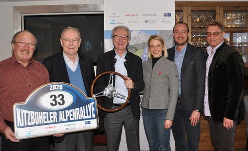 Vorschau Bild von https://www.apa-fotoservice.at/galerie/22251 Das
Rallye-OK-Team präsentierte am Rande des Hahnenkamm-Rennens die 33.
Kitzbüheler Alpenrallye: von links: Alfons Nothdurfter (MSC
Kitzbühel), Hartmut Fromm, Rupert Mayr-Reisch, Viktoria
Veider-Walser (Kitzbühel Tourismus), Mike Mayr-Reisch, Markus
Christ.