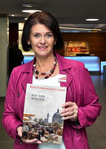 Christa Bauer, die Präsidentin des Vereins der geprüften Wiener
Fremdenführer, mit der aktuellen Ausgabe des "Kulturmagazins"