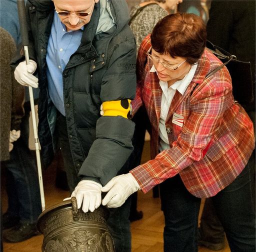 Vorschau Bild von Bei den Führungen für blinde und sehschwache Besucher können
Gegenstände ertastet werden