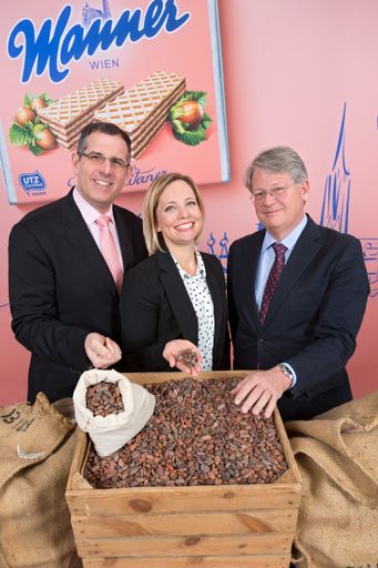 Vorschau Bild von vlnr Dr. Alfred Schrott, Vorstand für Marketing und
Vertrieb, Mag. Karin Steinhart, Pressesprecherin und Dr. Hans Peter
Andres, Vorstand für Einkauf und Materialwirtschaft