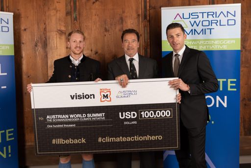  v.li.n.re. Raphael Reifeltshammer (CEO Vision1), Arnold
Schwarzenegger, Dr. Günther Helm (Müller Drogerien)