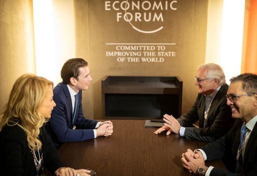 Vorschau Bild von Peter Voser, Verwaltungsratspräsident und CEO von ABB, sowie Sami
Atiya, President von ABB Robotics & Discrete Automation, sind am
Freitag am Rande des World Economic Forum (WEF) 2020 mit Österreichs
Bundeskanzler Sebastian Kurz zusammengetroffen. In Österreich feiert
ABB in diesem Jahr sein 110-jähriges Bestehen und schafft rund 1.000
neue High-Tech-Arbeitsplätze. Seit Vereinbarung der Klimaziele in
Paris bis zum Jahr 2030 investiert ABB 23 Mrd. Dollar in die
Entwicklung neuer Technologien und spielt damit eine entscheidende
Rolle dabei, eine nachhaltige Welt von morgen zu gestalten.