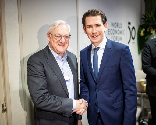  Peter Voser, Verwaltungsratspräsident und CEO von ABB, sowie Sami
Atiya, President von ABB Robotics & Discrete Automation, sind am
Freitag am Rande des World Economic Forum (WEF) 2020 mit Österreichs
Bundeskanzler Sebastian Kurz zusammengetroffen. In Österreich feiert
ABB in diesem Jahr sein 110-jähriges Bestehen und schafft rund 1.000
neue High-Tech-Arbeitsplätze. Seit Vereinbarung der Klimaziele in
Paris bis zum Jahr 2030 investiert ABB 23 Mrd. Dollar in die
Entwicklung neuer Technologien und spielt damit eine entscheidende
Rolle dabei, eine nachhaltige Welt von morgen zu gestalten.