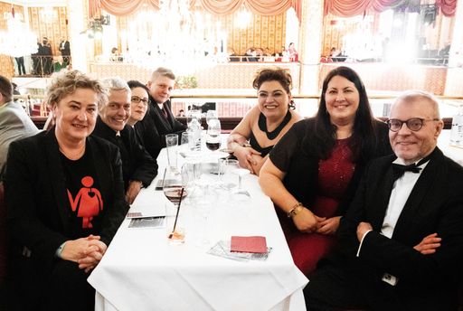 Vorschau Bild von v.l.n.r.: SWV Simmering-Vorsitzende Mag.a Ortrun
Gauper, Spitzenkandidatin Team Werbung Wien für die Fachgruppe
Werbung und Marktkommunikation, Verein Queer Dance im
Gemeindebau-Vorsitzende Karin Erhart, Barbara Schwarz,
Betriebsratsvorsitzende Wohnservice Wien, Ing.in Claudia Behr, SWV
Wien-Spitzenkandidatin für die Fachgruppe UBIT, Friseurmeisterin
Gülten Karagöz, stv. Innungsmeisterin der Wiener Friseure und
Spitzenkandidatin des SWV Wien, Stadträtin Kathrin Gaál,
Abgeordneter zum Nationalrat Dr. Harald Troch