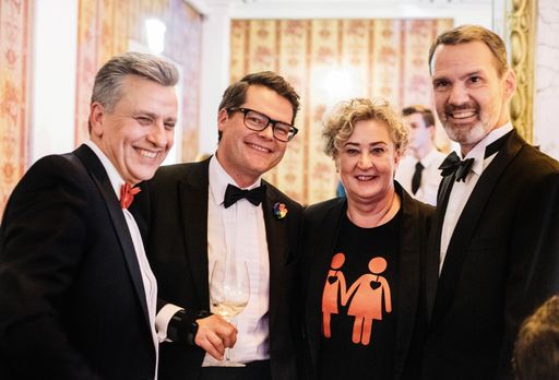 Vorschau Bild von v.l.n.r.: Joe Taucher, Klubobmann der SPÖ Wien im
Wiener Rathaus, Stadtrat Jürgen Czernohorszky, SWV
Simmering-Vorsitzende Mag.a Ortrun Gauper, Spitzenkandidatin Team
Werbung Wien für die Fachgruppe Werbung und Marktkommunikation,
Politikberater Feri Thierry, Präsident der Austrian Gay
Professionals (AG PRO)