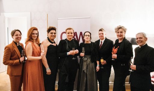 Vorschau Bild von v.l.n.r.: QBW-Vorstandsmitglied Verena Moser,
Katharina Cziczatka, Generalsekretärin PrideBiz, Friseurmeisterin
Gülten Karagöz, stv. Innungsmeisterin der Wiener Friseure und
Spitzenkandidatin des SWV Wien, Oberärztin Dr.in Karin Birgit
Doskozil, Barbara Schwarz, Betriebsratsvorsitzende Wohnservice Wien,
Ing.in Claudia Behr, SWV Wien-Spitzenkandidatin für die Fachgruppe
UBIT, SWV Simmering-Vorsitzende Mag.a Ortrun Gauper,
Spitzenkandidatin Team Werbung Wien für die Fachgruppe Werbung und
Marktkommunikation, Verein Queer Dance im Gemeindebau-Vorsitzende
Karin Erhart