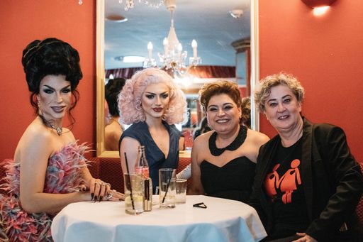 Vorschau Bild von v.l.n.r.: Drag Queen Tamara Mascara mit Freundin,
Friseurmeisterin Gülten Karagöz, stv. Innungsmeisterin der Wiener
Friseure und Spitzenkandidatin des SWV Wien, SWV
Simmering-Vorsitzende Mag.a Ortrun Gauper, Spitzenkandidatin Team
Werbung Wien für die Fachgruppe Werbung und Marktkommunikation