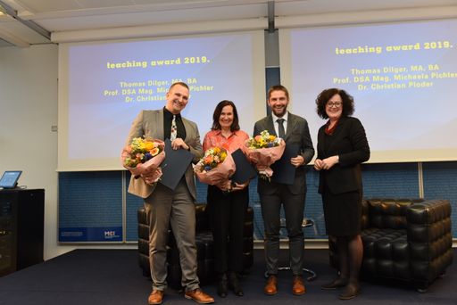Ausgezeichnete Lehrende am MCI: Thomas Dilger,
Michaela Pichler und Christian Ploder (von links) nahmen von der
stv. Kollegiumsvorsitzenden Claudia Mössenlechner (rechts) die
Urkunde entgegen. Ebenfalls ausgezeichnet, jedoch bei der Verleihung
nicht anwesend: Teresa Spieß.