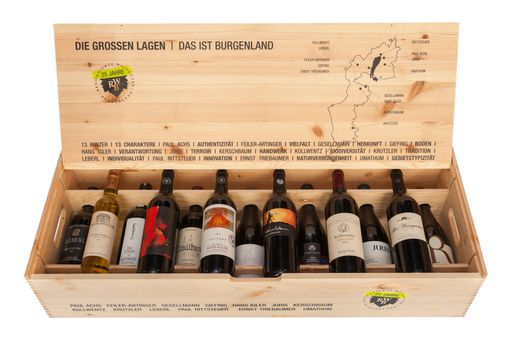 Vorschau Bild von Alle Weinbauregionen des Burgenlandes in einer
Holzkiste. 13 Winzer | 13 Weine | die großen Lagen | das ist
Burgenland !!! Sonderedition: Einmalige, limitierte Auflage
anlässlich 25 Jahre RWB – 260 Stück – nummeriert – so lange der
Vorrat reicht. Erhältlich in aller RWB-Weingütern und auf rwb.at.