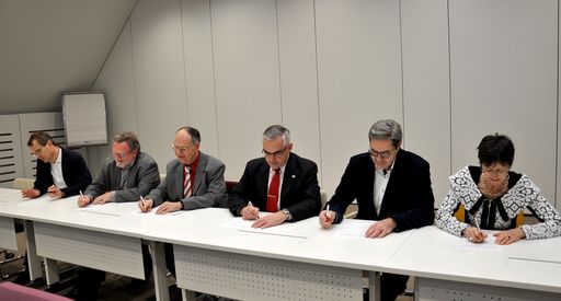  v.li.n.re.: Mag. Gregor Herzog, MBA (GS1 Austria),
Ing. Franz Hoheiser-Pförtner, MSc (Komitee 238 „Medizinische
Informatik“), Dr. Karl Grün (Austrian Standards), Dr. Alexander
Schanner (IHE Austria), Dr. Stefan Sabutsch (HL7 Austria), DI
Herlinde Toth (DICOM Austria)
