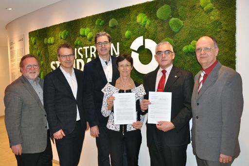 Vorschau Bild von v.li.n.re.: Ing. Franz Hoheiser-Pförtner, MSc
(Komitee 238 „Medizinische Informatik“), Mag. Gregor Herzog, MBA
(GS1 Austria), Dr. Stefan Sabutsch (HL7 Austria), DI Herlinde Toth
(DICOM Austria), Dr. Alexander Schanner (IHE Austria), Dr. Karl Grün
(Austrian Standards)