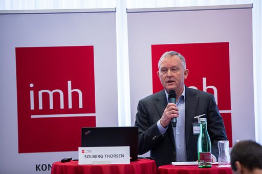  Norwegen hat viele Facetten. Eine davon ist
allerdings in diesen Zeiten besonders interessant: das Land ist
Vorreiter in Sachen Elektromobilität. Thorsen Solberg (OFV) kennt
all diese Daten über das ölreiche, skandinavische Land und
referierte ausführlich.