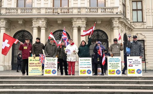  Delegation der ÖXIT-Plattform anläßlich des
bevorstehenden Brexit vor dem legendären Balkon des Schlosses
Belvedere, wo 1955 der österr. Staatsvertrag unterschrieben und
damit die Freiheit Österreichs wiedererlangt wurde.