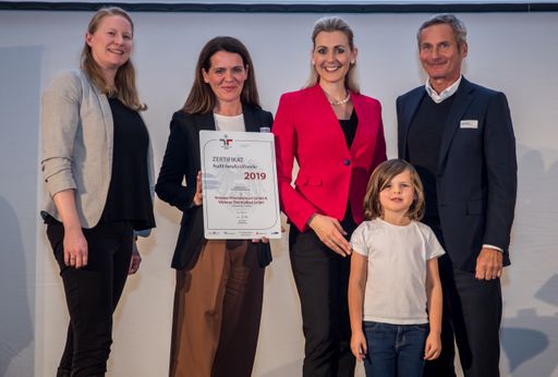 Stephanie Muth, HR Business Partnerin (Ottakringer
Getränke AG), Birgit Aichinger, Geschäftsführerin (Vöslauer
Mineralwasser GmbH) mit Sohn Anton, Bundesministerin Christine
Aschbacher und Alfred Hudler, Vorstand (Ottakringer Getränke AG)