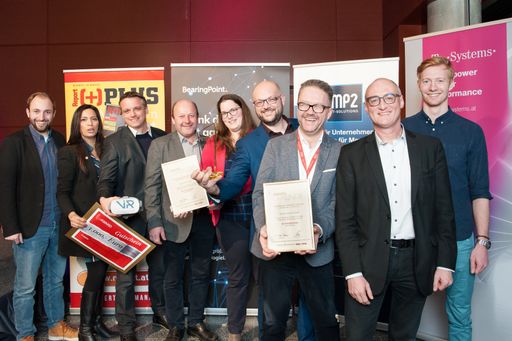 Vorschau Bild von Die Vertreter/innen von Stadt Scheibbs, ViARsys und
BRZ auf der Bühne der eAward Verleihung