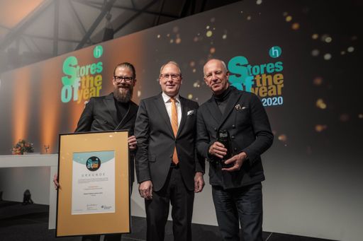 Vorschau Bild von bonprix "fashion connect" gewinnt "Stores of the Year 2020" Award
/ bonprix Retail Geschäftsführer Daniel Füchtenschnieder, HDE
Hauptgeschäftsführer Stefan Genth und bonprix Geschäftsführer für
Einkauf, Marketing und Retail Rien Jansen (v.l.n.r.) bei den
diesjährigen "Stores of the Year" Awards . bonprix gewann den
Sonderpreis für seinen "fashion connect" Store. Weiterer Text über
ots und www.presseportal.de/nr/59646 / Die Verwendung dieses Bildes
ist für redaktionelle Zwecke honorarfrei. Veröffentlichung bitte
unter Quellenangabe: "obs/bonprix Handelsgesellschaft mbH"