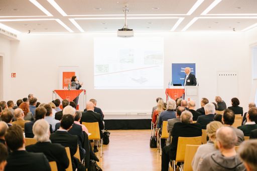 Vorschau Bild von Dipl.-Ing. (FH) Alexander Galvan, Zentrales
Projektmanagement – Gesundheitswesen, Obermeyer Planen + Beraten
GmbH und Dipl.-Ing. Architektin Sabine Steinert, Leiterin Abteilung
Gesundheitsbau, Obermeyer Planen + Beraten GmbH berichten über das
Projekt Al-Ain Hospital in den Vereinigten Arabischen Emiraten