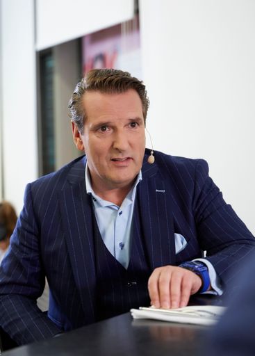 Essen & Trinken Podcast "Quatschen mit Sauce" mit Ralf Duemmel,
2020 / Foto: Thomas Neckermann / VOX-"Oberlöwe" Ralf Dümmel über
Carsten Maschmeyer: "Der macht am meisten Blödsinn am Set - der
belebt den Laden" / Weiterer Text über ots und
www.presseportal.de/nr/41300 / Die Verwendung dieses Bildes ist für
redaktionelle Zwecke honorarfrei. Veröffentlichung bitte unter
Quellenangabe: "obs/Verlagsgruppe Deutsche-Medienmanufaktur (DMM),
ESSEN&TRINKEN/Thomas Neckermann"