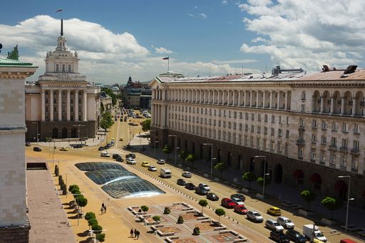  Die drei filigranen Glasgitterschalen wurden auf
dem Nezavisimost-Platz im historischen Zentrum der bulgarischen
Hauptstadt Sofia zur Überdachung einer 2500 Jahre alten
Ausgrabungsstätte vom Wiener Architekten Johannes Baar-Baarenfels
gemeinsam mit dem lokalen Architekten Hristo Guentchev geplant und
umgesetzt.