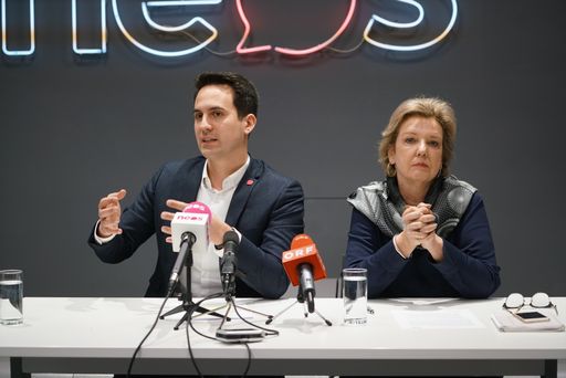 NEOS Wien Klubobmann Chrstoph Wiederkehr und Dr. Elisabeth Rech,
Vorsitzende der Untersuchungskommission KH Nord, bei einer
gemeinsamen Pressekonferenz