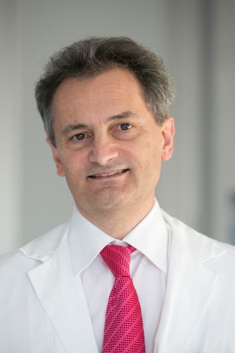 Prof. Dr. Richard Greil (Leiter der III. Medizinischen
Universitätsklinik Salzburg)