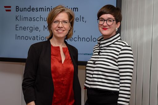 Klimaschutzministerin Eleonore Gewessler und
Henriette Spyra, fachliche Leiterin im Umweltbundesamt beim heutigen
Hintergrundgespräch zur Treibhausgas-Bilanz 2018