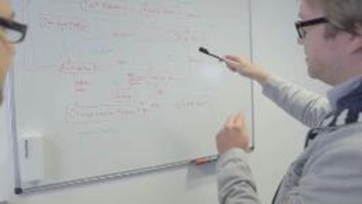 „Der Fachkräftebedarf im IT-Sektor steigt seit
Jahren kontinuierlich an und mindert die Attraktivität des
Wirtschaftsstandortes Österreich. Der 5. IKT-Statusreport zeigt,
dass der Schlüssel zum Erfolg in der Schaffung von ausreichend
Ausbildungsplätzen und in der konsequenten Steigerung der
Absolventenzahlen liegt“, sagt Alfred Harl, Obmann des Fachverbands
für Unternehmensberatung, Buchhaltung und Informationstechnologie
(UBIT) und erläutert: „Hochqualifizierte Fachkräfte im Informations-
und Kommunikations-technologiesektor sind das Rückgrat der
Digitalisierung: Die IT-Branche boomt – während im Lehrlingsbereich
die Trendwende mit einem Plus von 7,5 Prozent Auszubildenden in der
Sparte Information und Consulting gelungen ist, mangelt es im
Hochschulbereich weiterhin an Spezialisten. Laut EU-Kommission wird
2020 europaweit sogar mit einer Lücke von rund einer Million
IT-Arbeitskräften gerechnet“.