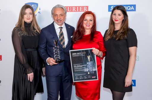 Vorschau Bild von Das Team von SMT.Immobilien mit dem IMMY 2019 in
Gold