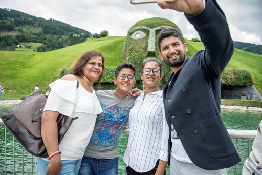  Seit ihrer Eröffnung im Jahr 1995 begrüßten die
Swarovski Kristallwelten gut eine Million indische Gäste, die somit
einen wesentlichen Anteil der insgesamt bisher 15 Millionen Besucher
ausmachen.