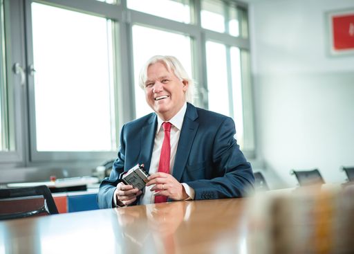Datenbankprojekt listet die 10.000 wichtigsten Mittelständler
Deutschlands/ 19 Kritierien zur Ermittlung der entscheidenden
Betriebe / Die aktuelle Nr. 1 im DDW-Ranking "Mittelstand 10.000":
Der Automatisierungsspezialist Beckhoff Automation aus Verl, hier
Inhaber Hans Beckhoff Weiterer Text über ots und
www.presseportal.de/nr/127122 / Die Verwendung dieses Bildes ist für
redaktionelle Zwecke honorarfrei. Veröffentlichung bitte unter
Quellenangabe: "obs/DDW Die Deutsche Wirtschaft GmbH/Unternehmen
(Beckhoff)"