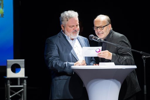 v.l. APA-Chefredakteur Johannes Bruckenberger mit
Heinz Mitteregger, Bundesinnungsmeister der Berufsfotografen, bei
der Objektiv-Preisverleihung 2019 – Mit 2020 übergibt APA den
Objektiv organisatorisch an die Bundesinnung der Berufsfotografen