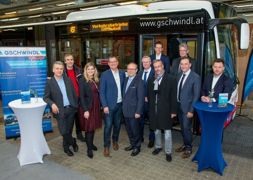 Geladene Gäste vor einem der neuen Mercedes Citaro
Hybrid mit Abbiegeassistent.