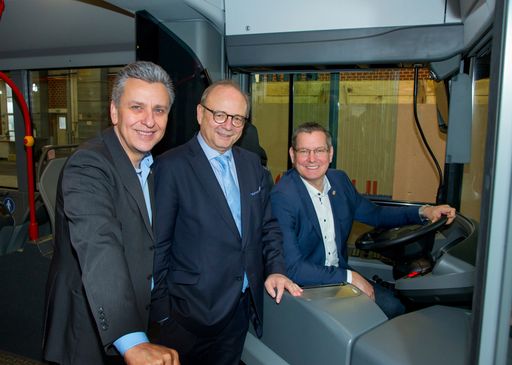 Vorschau Bild von Bezirksvorsteher Georg Papai darf am Fahrersitz
platznehmen