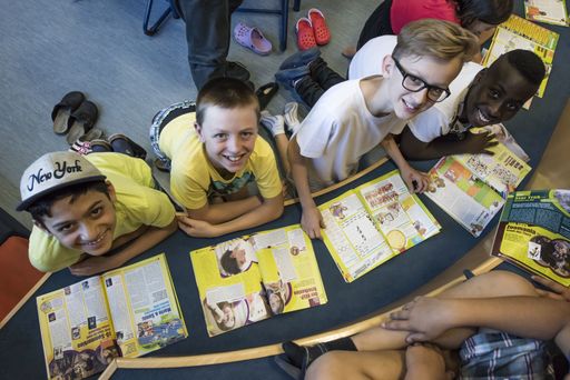 Schülerinnen und Schüler beim Lesen