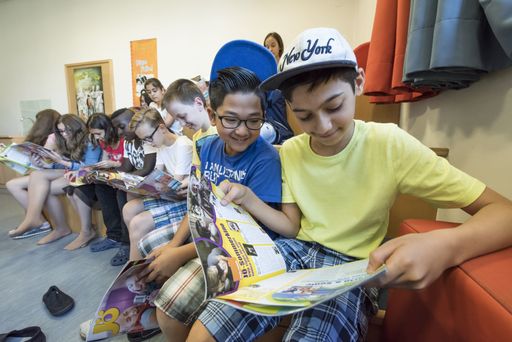 Vorschau Bild von Schülerinnen und Schüler beim Lesen