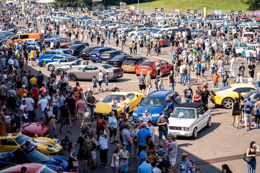 Es geht wieder los: Auch 2020 startet "GRIP - Das Motorevent" von
der Pole Position: Das beliebte Event kehrt im neuen Jahr zurück und
startet jetzt den Vorverkauf für die Veranstaltungen auf dem
Sachsenring und dem Nürburgring. Im vergangenen Jahr begeisterte das
Event knapp 50.000 Gäste und fast 3.000 Gearheads an Deutschlands
bekanntesten Rennstrecken. Tickets für die ersten beiden
Veranstaltungen sind bereits jetzt unter
https://grip-dasmotorevent.de/tickets/ erhältlich.