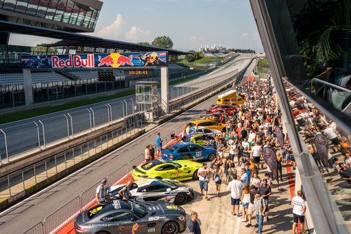 Vorschau Bild von Wer bereits jetzt von der Pole Position starten will, kann sich
Tickets unter https://grip-dasmotorevent.de/tickets/ sichern -
entweder als Early Bird Besucher (10 Euro zzgl. Ticketgebühr) oder
als Early Bird Gearhead (20 Euro zzgl. Ticketgebühr, inklusive eines
Fahrzeugs und eines Beifahrers).