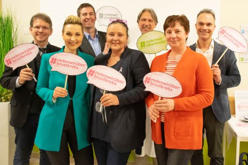 Dr. Peter Gläser, MBA (Ärztlicher Direktor,
Landesklinikum Wiener Neustadt), Mag. Claudia Altmann-Pospischek
(Claudia’s Cancer Challenge), Mag. Norbert Braunstorfer, MA
(Standortleiter und Prokurist des Lebens.Med Zentrums Bad Erlach),
Doris Kiefhaber (Geschäftsführerin Krebshilfe Österreich), Prim.
Univ.-Prof. Dr. Alexander Gaiger (Ärztlicher Leiter Onkologische
Rehabilitation, Lebens.Med Zentrum Bad Erlach), DGKP Astrid
Soffried, MSc (Onkologie, Landesklinikum Wiener Neustadt) und OA Dr.
Stefan Halper (Leitung Brustgesundheitszentrum, Landesklinikum
Wiener Neustadt) (v.l.) beim 2. LEBENS.MED_Weltkrebstag_TALK.