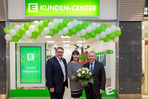 Das Energie Steiermark Vorstandsduo Martin Graf
(li.) und Christian Purrer feiert mit ShoppingCity Seiersberg
Marketingleiterin Sylvia Baumhackl die Neueröffnung des
E-Kunden-Centers.