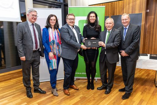 Energie Steiermark Vorstandsduo Christian Purrer
und Martin Graf mit Personal-Chef Guntram Aufinger (li.),
Personal-Entwicklerin Petra Pieber (2.v.li.) und Managerin Sabine
Resch (3.v.re.) bei der Verleihung des Awards für den „Besten
Arbeitgeber der Steiermark 2019“ durch Institutsvorstand Prof. Dr.
Werner Beutelmayer (re. außen).