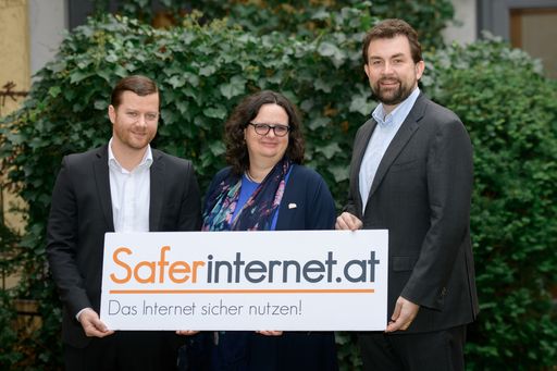 https://www.apa-fotoservice.at/galerie/22163 Matthias Jax,
Saferinternet.at-Projektleiter, ÖIAT; Barbara Buchegger,
pädagogische Leiterin Saferinternet.at, ÖIAT und Maximilian
Schubert, Generalsekretär ISPA-Internet Service Provider Austria.