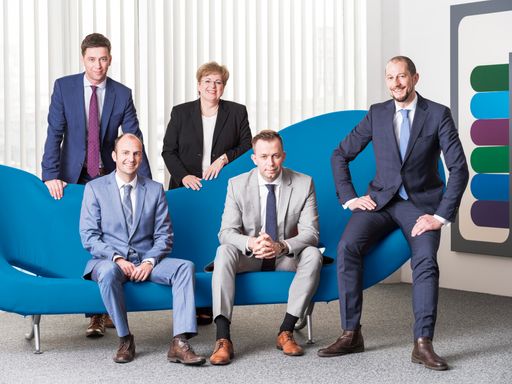 5 neue Partner für ICON - Das Bild zeigt die 5
neuen ICON-Partner gruppiert um ein Sofa